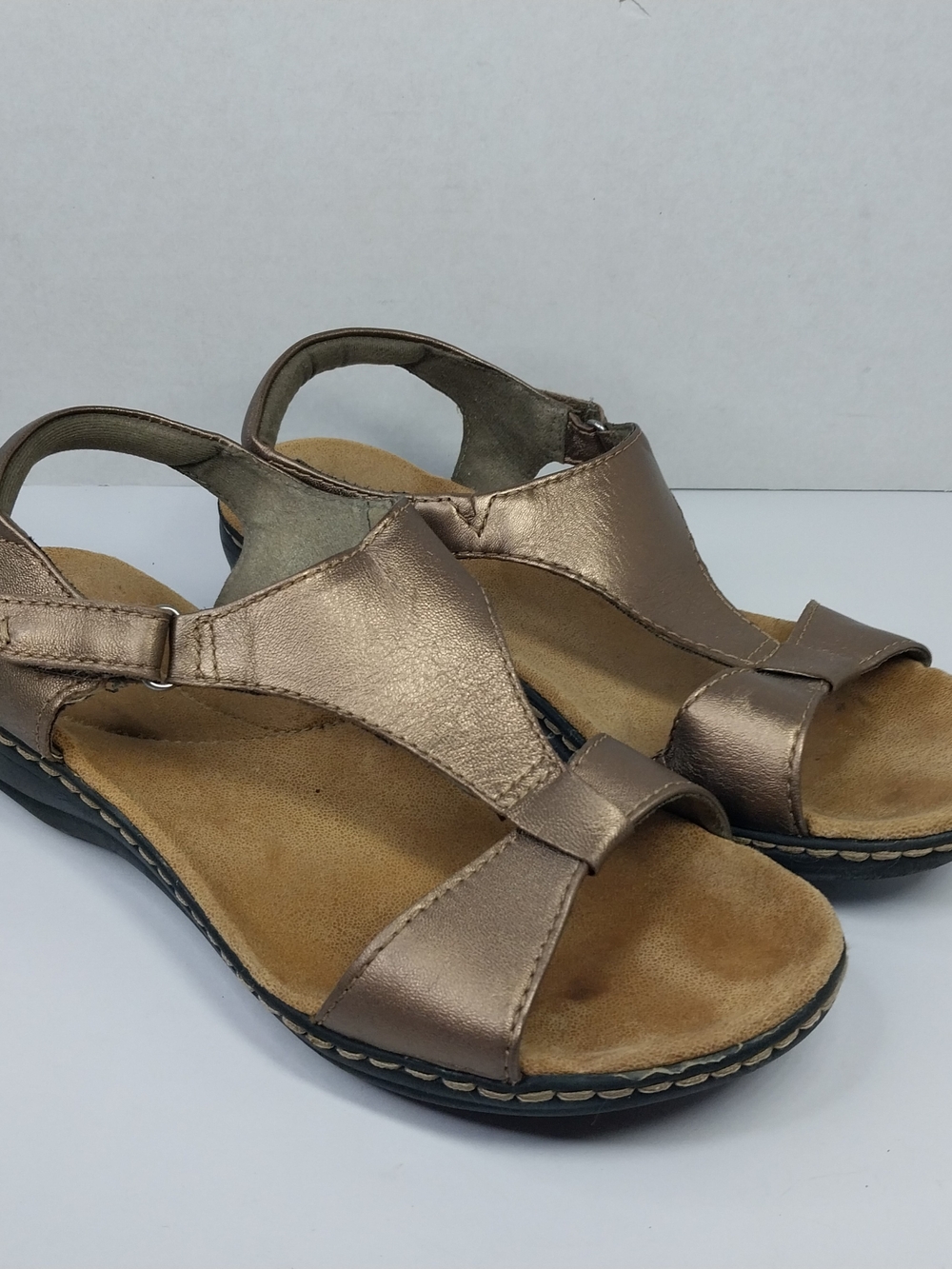 Clarks Leisa Foliage Women Size 7.5 M T Strap Gold Metallic Leather Sandals Boho